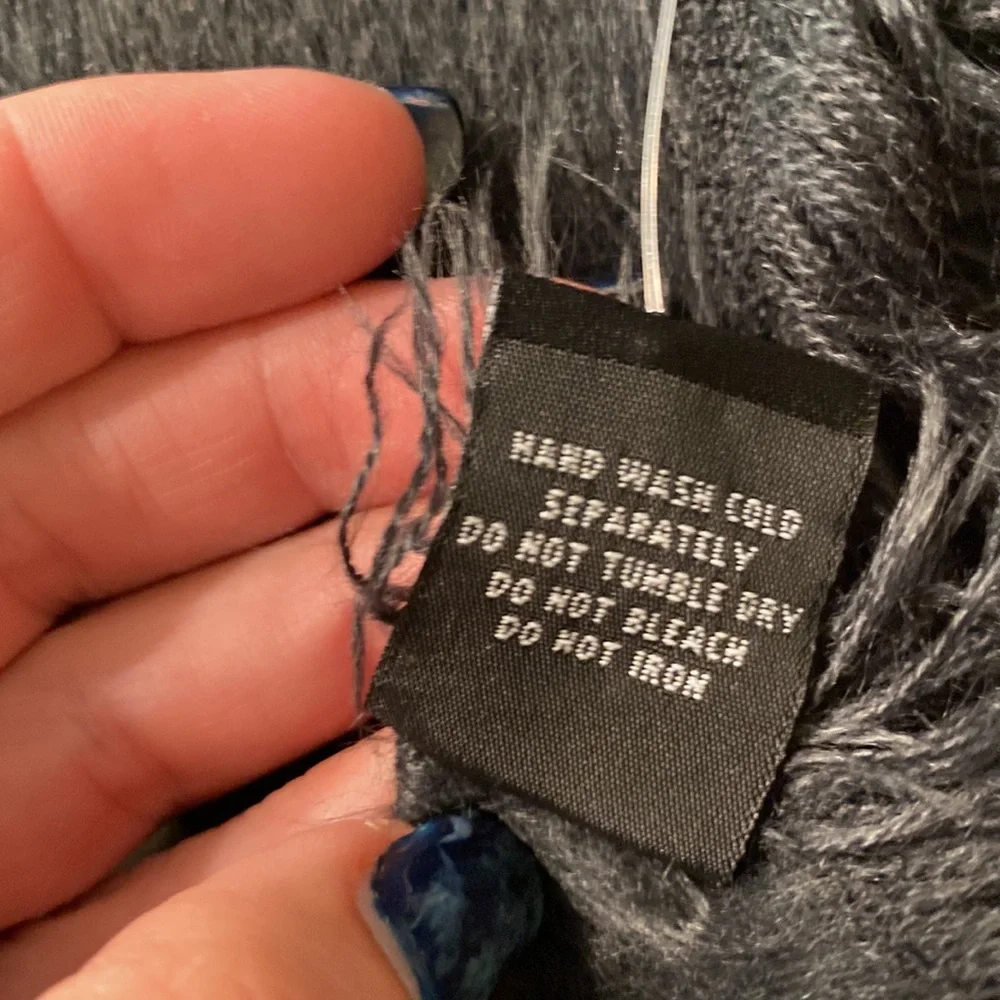 DKNY Large Woven Ombré Scarf Wrap Shawl Grey/Charcoal (approx.32”x84”) - Picture 5 of 6